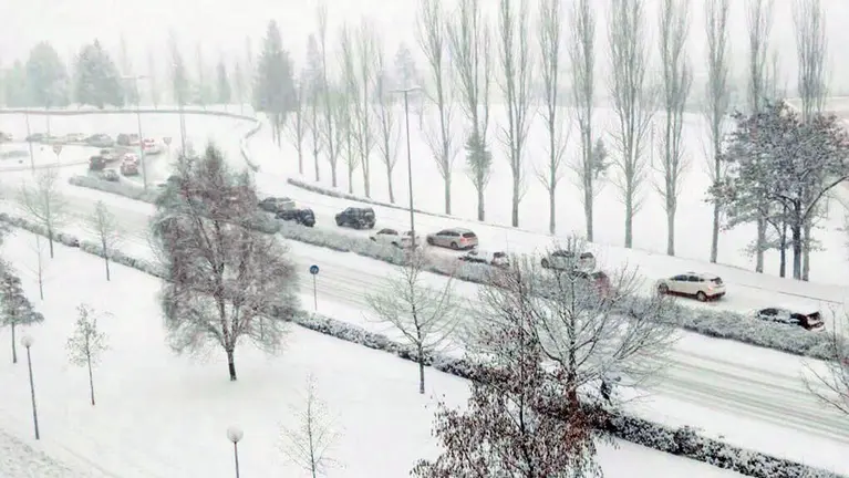 Retenciones en la avenida Navarra, a la altura de Iñigo Arista