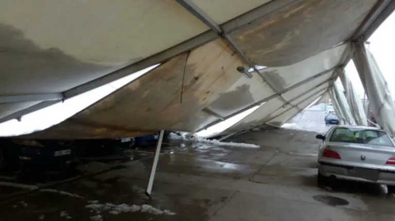 Se hunde una carpa de un parking en Buñuel por el peso de la nieve BOMBEROS DE NAVARRA