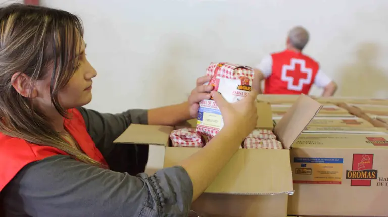 Una voluntaria de Cruz Roja Navarra