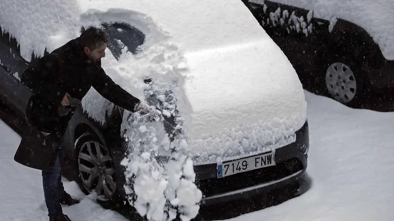 GRAF1263. PAMPLONA, 28/02/2018.- Una persona retira la nieve acumulada durante esta madrugada tras la intensa nevada que ha caido en la capital navarra. Cuarenta provincias de catorce comunidades continúan hoy en alerta por el temporal que deja bajas temperaturas, riesgo de aludes, intenso oleaje, rachas intensas de viento y fuertes nevadas de hasta 35 centímetros de espesor en zonas de montaña, informa la Agencia de Meteorología (Aemet) en su web. Aragón tiene activada la alerta naranja (riesgo importante) en Huesca y Zaragoza por nevadas que dejarán acumulaciones entre los 5 y 35 centímetros en áreas de las Cinco Villas, Ribera del Ebro y Pirineo oscense, y aviso amarillo en Huesca por viento, aludes y temperaturas mínimas, y en Teruel por nieve. Las comunidades de Navarra, La Rioja y País Vasco continúan en alerta naranja por nevadas, viento o aludes mientras que en Galicia hay aviso naranja por nieve en Lugo y Orense y por fuerte oleaje que alcanzará entre los 5 y 6 metros en el litoral de La Coruña. EFE/Jesús Diges