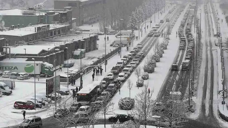 GRAF1399. PAMPLONA, 28/02/2018.- Grandes retenciones de tráfico de entrada a Pamplona se han producido esta mañana tras la intensa nevada que ha caído esta madrugada en la capital navarra. Cuarenta provincias de catorce comunidades continúan hoy en alerta por el temporal que deja bajas temperaturas, riesgo de aludes, intenso oleaje, rachas intensas de viento y fuertes nevadas de hasta 35 centímetros de espesor en zonas de montaña, informa la Agencia de Meteorología (Aemet) en su web. Las comunidades de Navarra, La Rioja y País Vasco continúan en alerta naranja por nevadas, viento o aludes mientras que en Galicia hay aviso naranja por nieve en Lugo y Orense y por fuerte oleaje que alcanzará entre los 5 y 6 metros en el litoral de A Coruña. EFE/ Jesús Diges