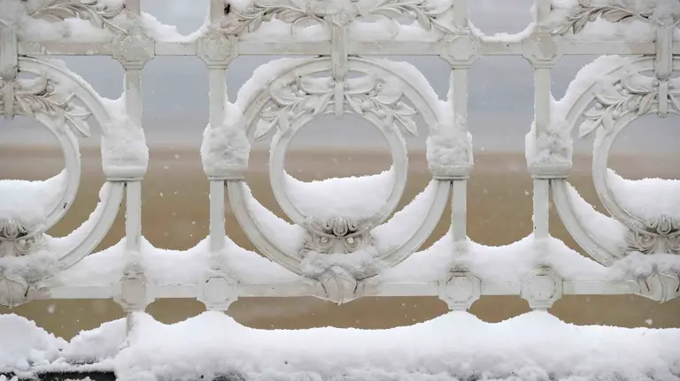 GRAF1444. SAN SEBASTIÁN, 28/02/2018.- Vista de la barandilla de la Concha de San Sebastián bajo una intensa nevada. Cuarenta provincias de catorce comunidades continúan hoy en alerta por el temporal que deja bajas temperaturas, riesgo de aludes, intenso oleaje, rachas intensas de viento y fuertes nevadas de hasta 35 centímetros de espesor en zonas de montaña, informa la Agencia de Meteorología (Aemet) en su web. Aragón tiene activada la alerta naranja (riesgo importante) en Huesca y Zaragoza por nevadas que dejarán acumulaciones entre los 5 y 35 centímetros en áreas de las Cinco Villas, Ribera del Ebro y Pirineo oscense, y aviso amarillo en Huesca por viento, aludes y temperaturas mínimas, y en Teruel por nieve. Las comunidades de Navarra, La Rioja y País Vasco continúan en alerta naranja por nevadas, viento o aludes mientras que en Galicia hay aviso naranja por nieve en Lugo y Orense y por fuerte oleaje que alcanzará entre los 5 y 6 metros en el litoral de A Coruña. EFE/ Juan Herrero
