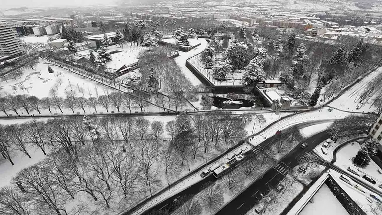 GRAF1753. PAMPLONA, 28/02/2018.- Aspecto que presenta el parque de La Ciudadela en Pamplona tras la intensa nevada que ha caído esta madrugada en la capital navarra. Cuarenta provincias de catorce comunidades continúan hoy en alerta por el temporal que deja bajas temperaturas, riesgo de aludes, intenso oleaje, rachas intensas de viento y fuertes nevadas de hasta 35 centímetros de espesor en zonas de montaña, informa la Agencia de Meteorología (Aemet) en su web. Las comunidades de Navarra, La Rioja y País Vasco continúan en alerta naranja por nevadas, viento o aludes mientras que en Galicia hay aviso naranja por nieve en Lugo y Ourense y por fuerte oleaje que alcanzará entre los 5 y 6 metros en el litoral de A Coruña. EFE/ Jesús Diges