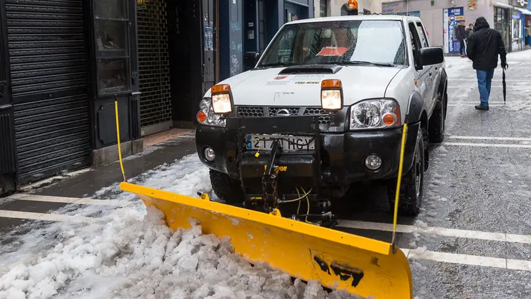 Quitanieves en la calle Mercaderes de Pamplona (05). IÑIGO ALZUGARAY