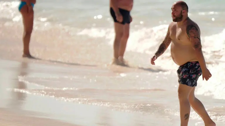 Kiko Rivera antes de someterse a la operación pasea por la playa. TWITTER