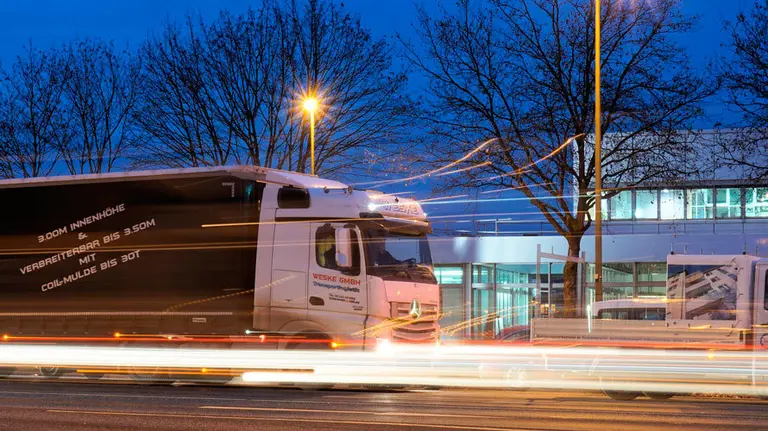 Un camión circula por una carretera. ARCHIVO