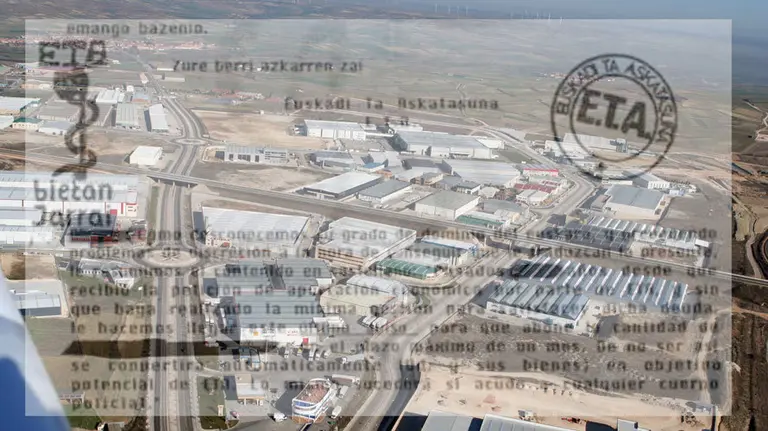 Un polígono industrial junto a una de las cartas de extorsión enviada por ETA