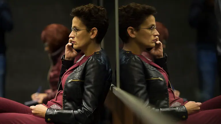 La portavoz socialista, María Chivite, habla por su teléfono móvil. PABLO LASAOSA