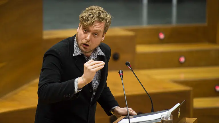 Maiorga Ramírez interviene en el Parlamento de Navarra. PABLO LASAOSA