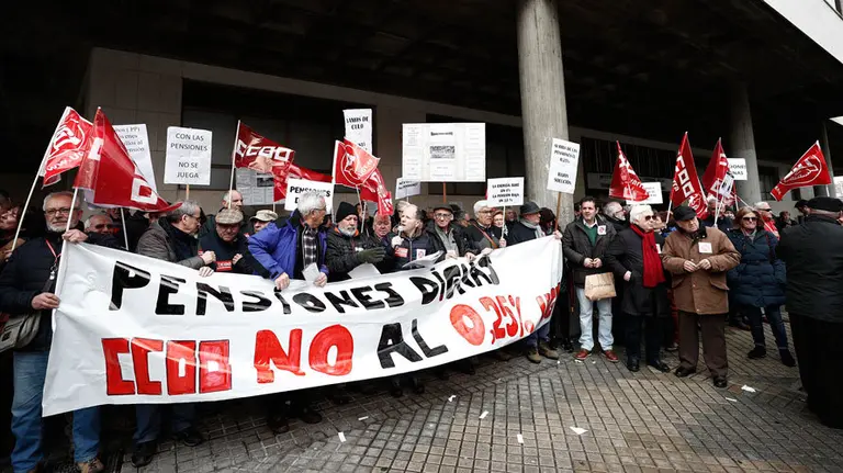 Concentración que UGT y CCOO han realizado hoy frente a la Tesorería de la Seguridad Social de Pamplona en defensa de unas pensiones dignas. EFEJesús Diges