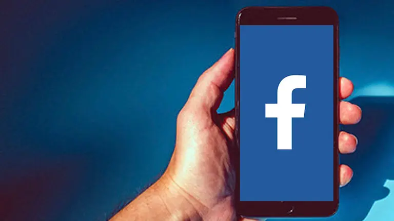 Un teléfono móvil con Facebook