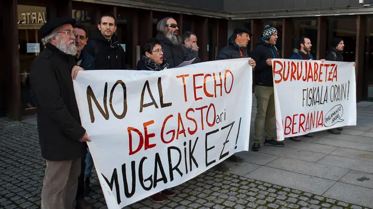 Protesta frente a Baluarte para demandar que los 215 millones del Convenio Económico se destinen a gasto social. PABLO LASAOSA (1)