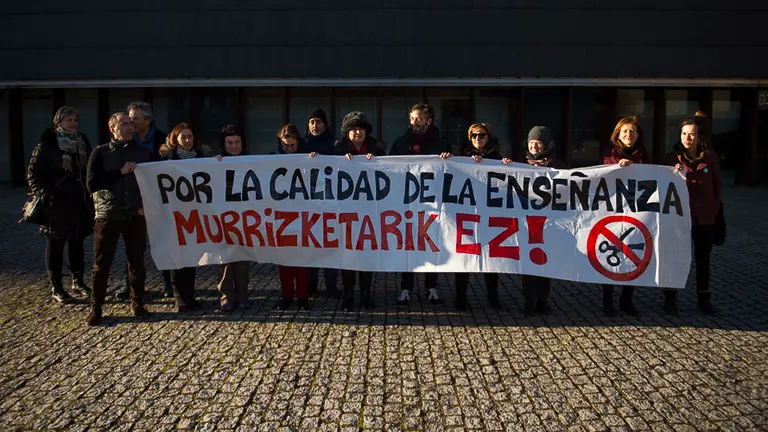 Protesta frente a Baluarte para demandar que los 215 millones del Convenio Económico se destinen a gasto social. PABLO LASAOSA (2)