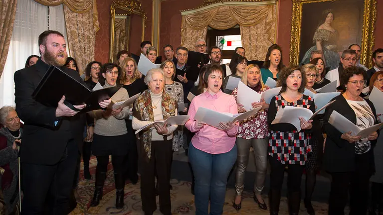 El alcalde de Pamplona, Joseba Asiron, recibe al Orfeón Pamplonés con motivo de la reciente entrega de la Medalla de Oro al Mérito de las Bellas Artes. PABLO LASAOSA 10