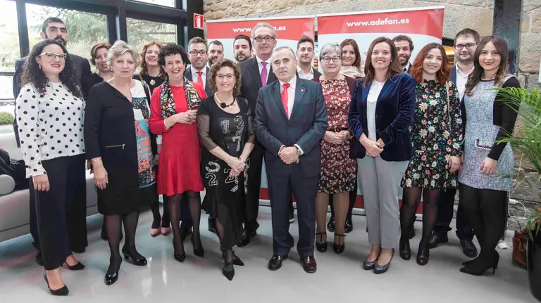 Foto de familia en el que junto a José Pedro Salcedo Herce de Conservas El Navarrico posan en primera fila, Marisa Sainz, directora gerente de ADEFAN; Francisco Esparza, presidente de ADEFAN y Ana Díez Fontana, directora territorial de Caixabank en Navarra.