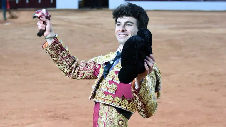 El novillero Toñete pasea la oreja conseguida en Olivenza. RUEDO DE OLIVENZA