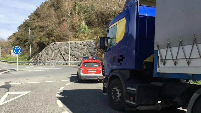 Un momento del control efectuado al camionero en Igantzi