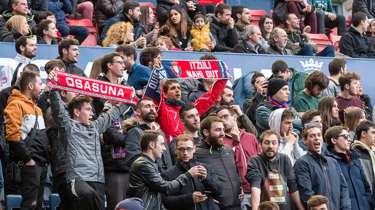La grada de El Sadar durante el partido de Liga entre Osasuna y Cádiz (20). IÑIGO ALZUGARAY