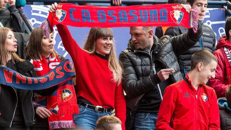 La grada de El Sadar durante el partido de Liga entre Osasuna y Cádiz (22). IÑIGO ALZUGARAY