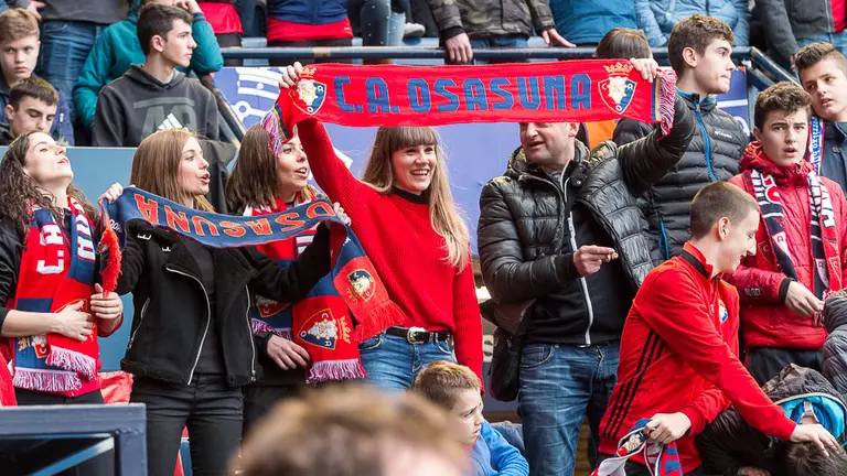 La grada de El Sadar durante el partido de Liga entre Osasuna y Cádiz (23). IÑIGO ALZUGARAY
