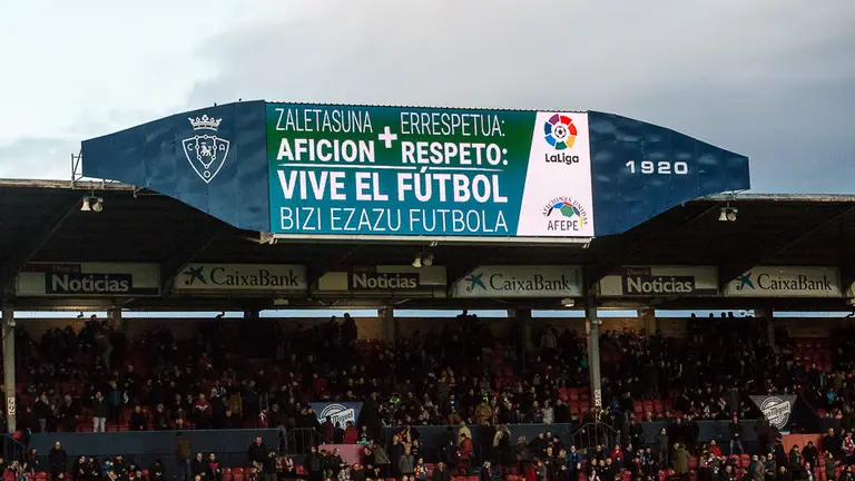 La grada de El Sadar durante el partido de Liga entre Osasuna y Cádiz (27). IÑIGO ALZUGARAY