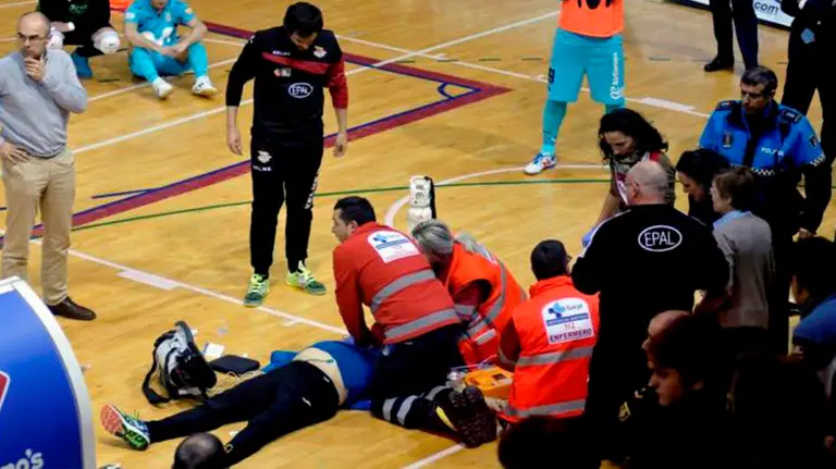 Momento en el que atienden al utillero Cecilio Rodríguez EFE