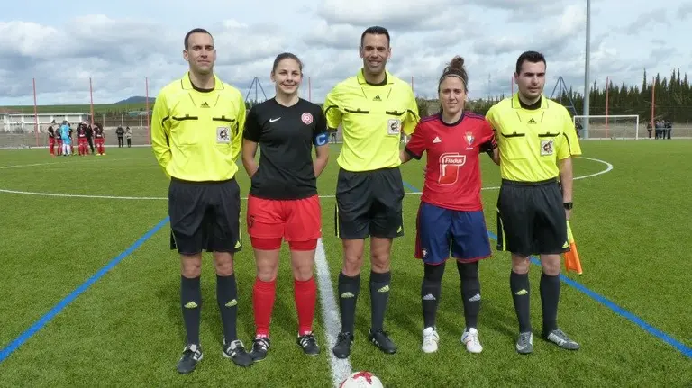 Trio arbitral y capitanas del Osasuna - Mulier en Tajonar.