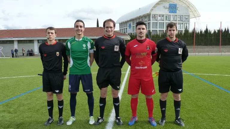 Trio arbitral y capitanes del Iruña - Cortes en Tajonar.
