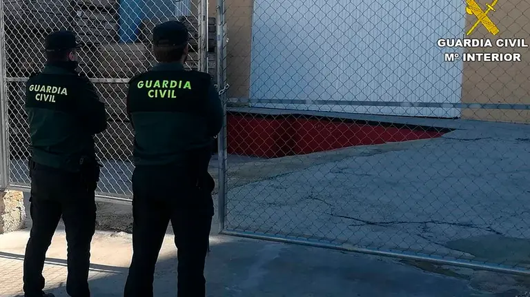 Dos agentes de la Guardia Civil EP