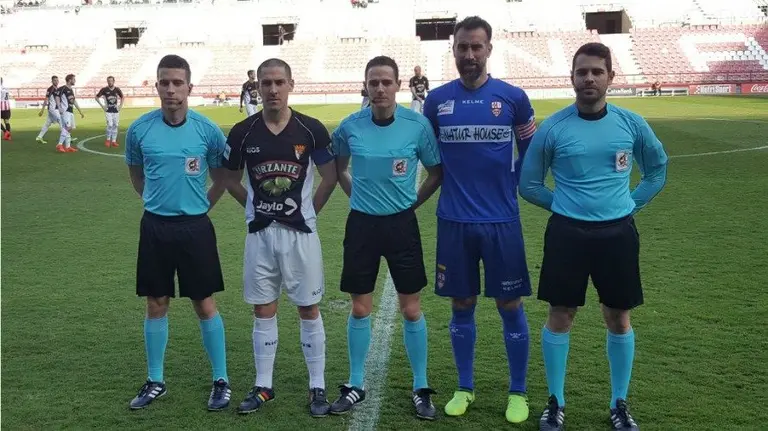 Trio arbitral y capitanes del partido. Web UD Logroñés.