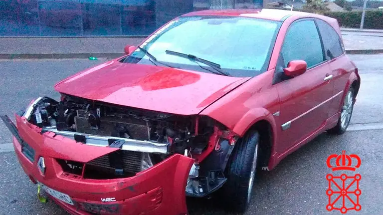 El coche siniestrado en la autovía del Ebro, a su paso por Tudela. POLICÍA FORAL
