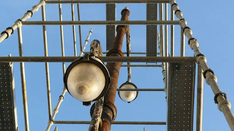 Imagen de un andamio para cambiar una antigua farola por otra de bajo consumo energético ARCHIVO