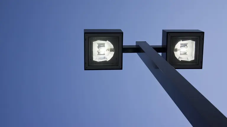 Imagen de una farola de nueva generación con luces de bajo consumo ARCHIVO