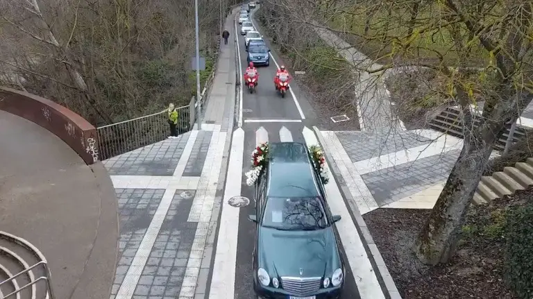 La Policía Foral arropa a la familia de Juanjo Salaberri, el comisario fallecido este pasado lunes, en la conducción del féretro al cementerio de Pamplona