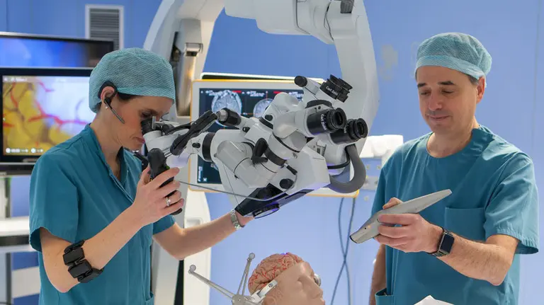 La doctora Tejada y el doctor D&iacute;ez Valle usan el control de voz. CEDIDA