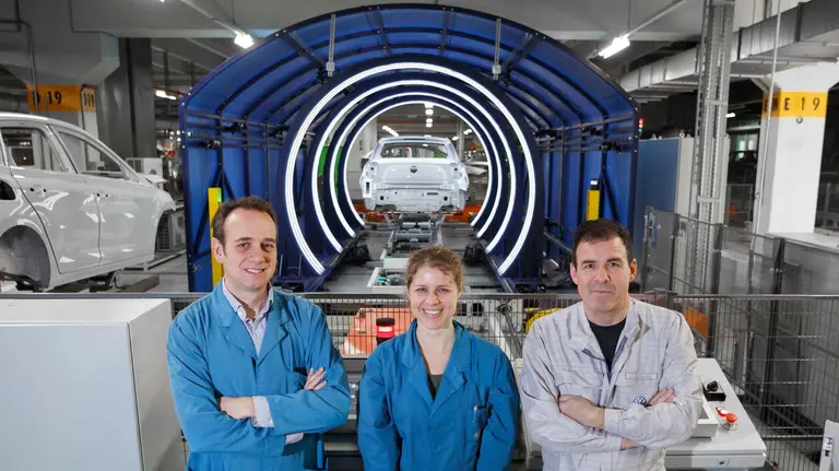 Francisco Rodríguez Funes, Amaya Novoa Grijalbo y Luis Bacaicoa Fernández en el túnel de visión artificial VOLKSWAGEN