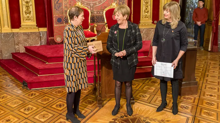 Blanca Fernández Viguera recibe el premio Berdinna, que reconoce las actuaciones en favor de la Igualdad en la Comunidad Foral (15). IÑIGO ALZUGARAY