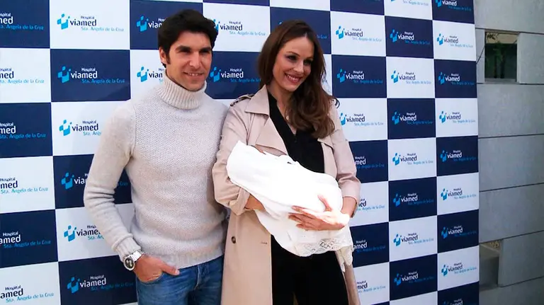Cayetano Rivera y Eva González posan con su primer hijo recién nacido EP
