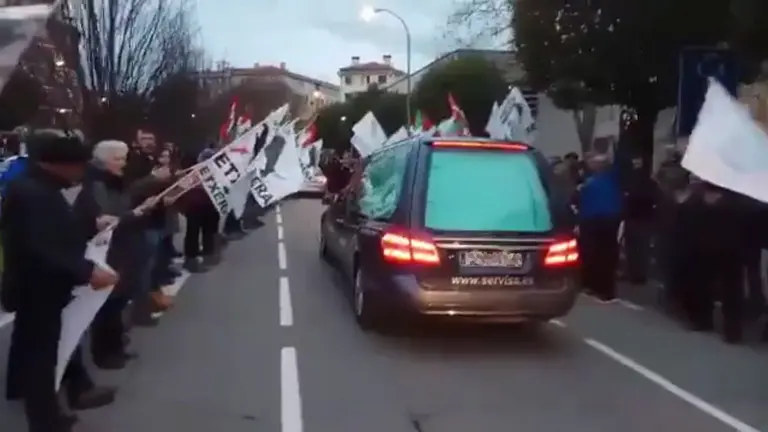 Imagen del recibimiento con carteles a favor de los presos etarras al féretro del terrorista pamplonés que se suicidió en la prisión de Cádiz, Xabier Rey