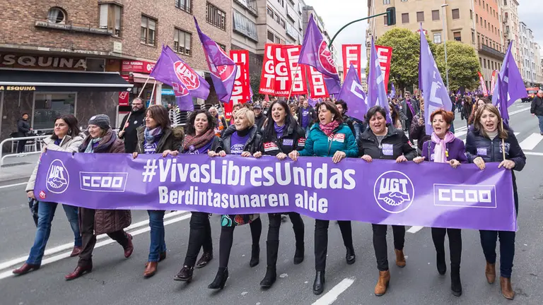 Manifestación convocada de forma unitaria por UGT y CCOO con sus reivindicaciones en el Día de la Mujer (10). IÑIGO ALZUGARAY