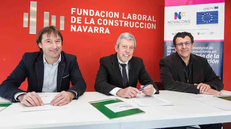 Koldo Monreal (Onhaus); Juan Las Navas (FLC-Navarra) y Luis Antonio Mart&iacute;nez (Passivhaus Consultores)