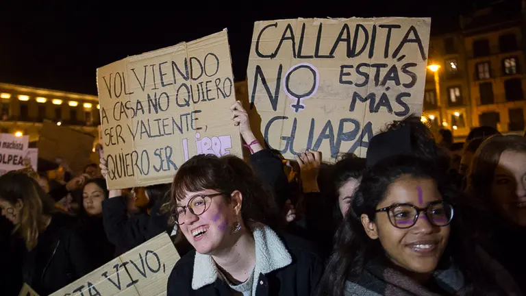 Manifestación feminista recorre las calles de Pamplona. PABLO LASAOSA 08