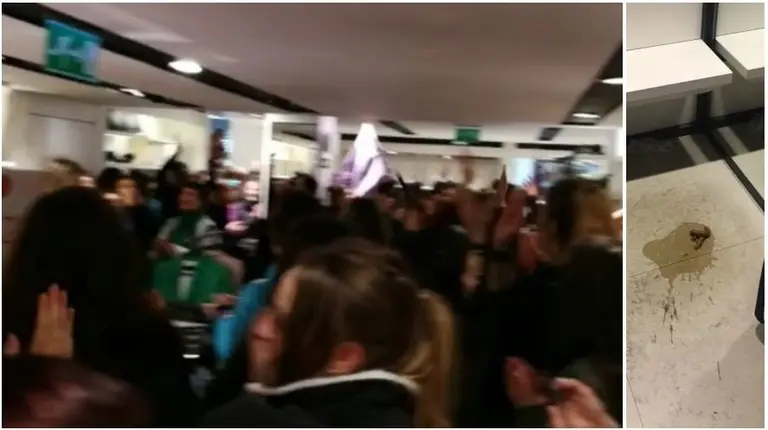 Varias personas 'asaltan' la tienda de Zara en Pamplona. A su lado, el 'regalo' que han dejado en el probador.