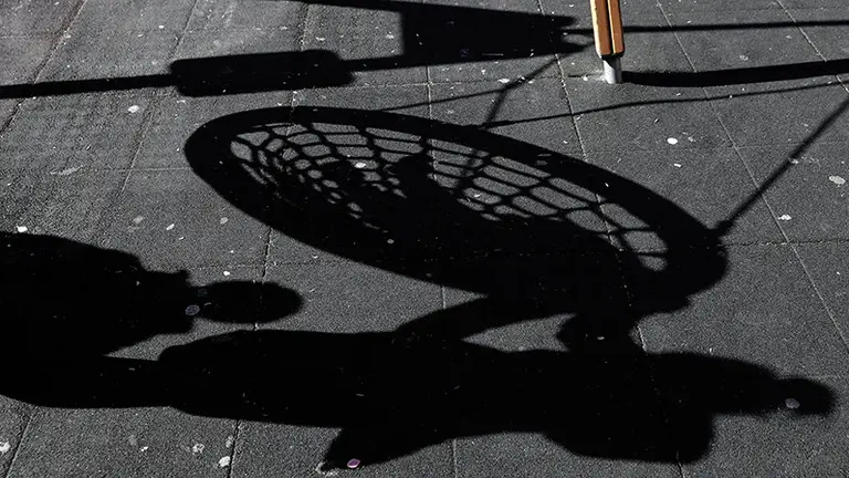 Una mujer columpia a su hijo en un parque de Pamplona en una jornada donde los cielos están prácticamente despejados aunque las temperaturas han sufrido hoy en Navarra un ligero descenso. La AEMET anuncia para los próximas días la entrada de otra borrasca que dejara lluvia en la geografía foral con temperaturas que oscilaran entre los 3 grados de minima y 10 de máxima. EFE/Jesús Diges
