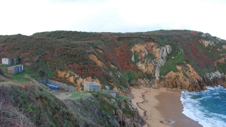 Imagen de un acantilado próximo al pinar de Doniños, lugar donde supuestamente intentó esttrangular a su hija ARCHIVO