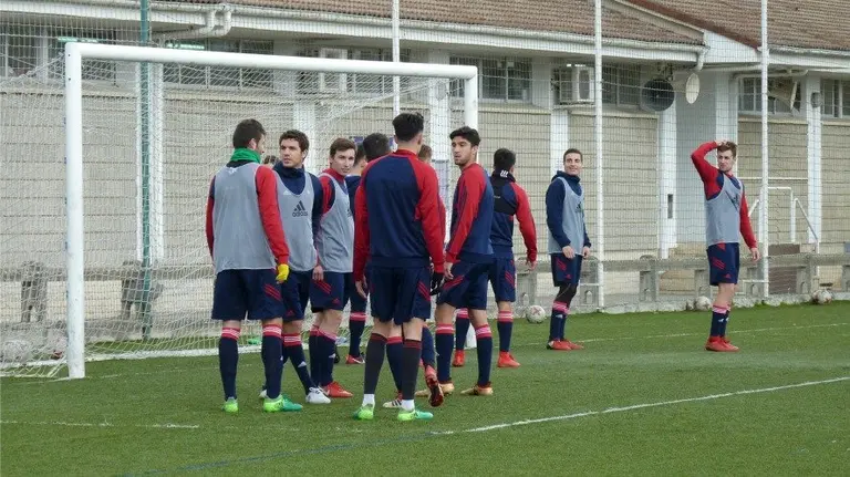 El filial de Osasuna, entrenándose en Tajonar.
