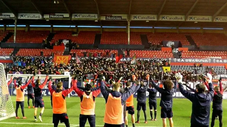 Jugadores de Osasuna saludan a los Indar Gorri en El Sadar.