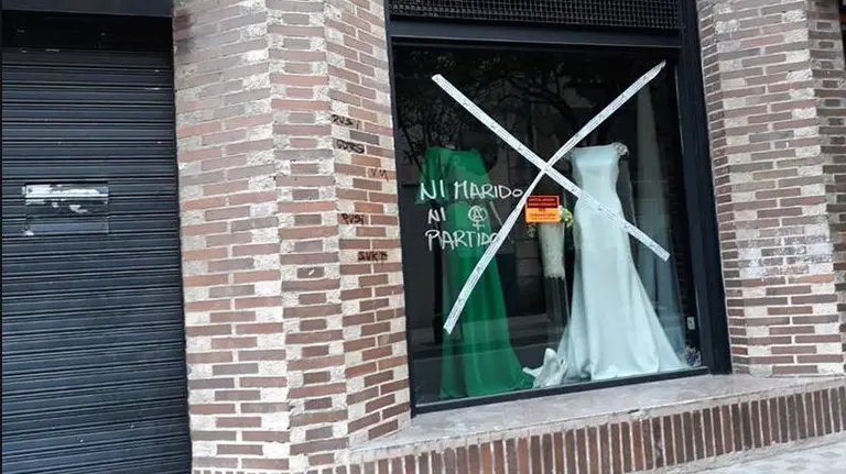 Imagen del escaparate de una tienda de ropa de Pamplona que recibió pintadas vandálicas durante la huelga feminista del 8M FACEBOOK