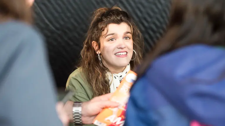 Firma de discos de la ganadora de OT, Amaia Romero, en el Corte Ingles de Pamplona. PABLO LASAOSA 26