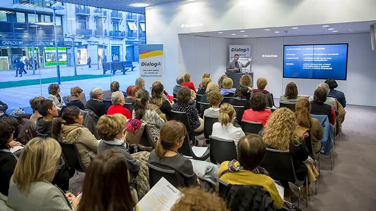 A* Jesús Garzaron
F* 2018_03_07
T* charlas DialogA de CaixaBank Finanzas del hogar
L* Sede CaixaBank, Carlos III, Pamplona
P* 
